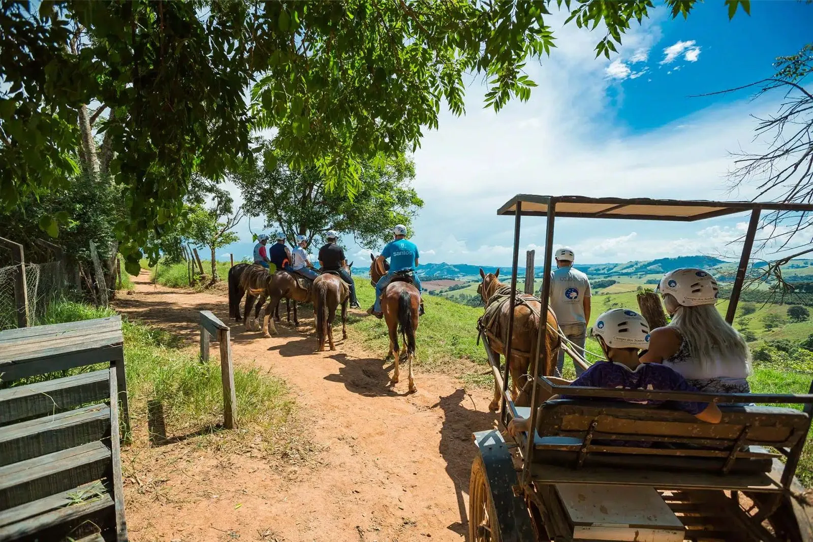Cavalgada e passeio de trole em trilha de terra com vista para as montanhas de Socorro