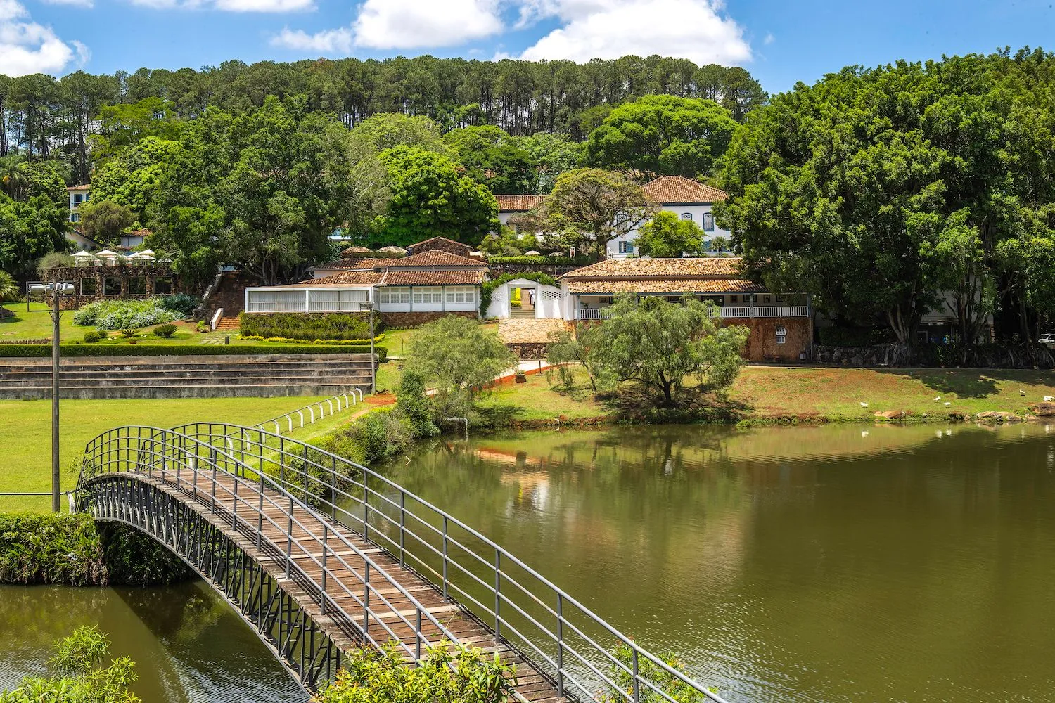 Área externa e fachada do casarão do Hotel Fazenda Dona Carolina em Itatiba