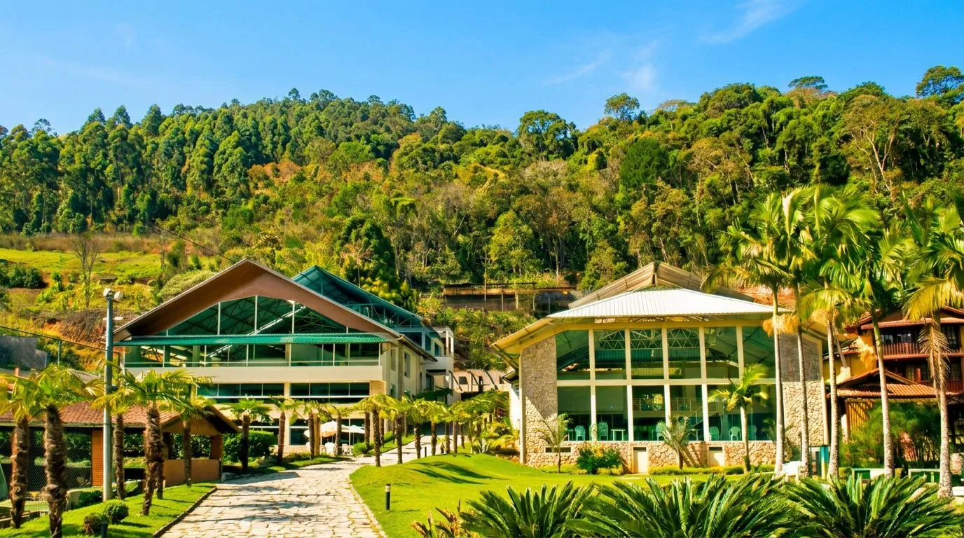 Vista geral do Hotel Vila Verde cercado pela Mata Atlântica em Nova Friburgo