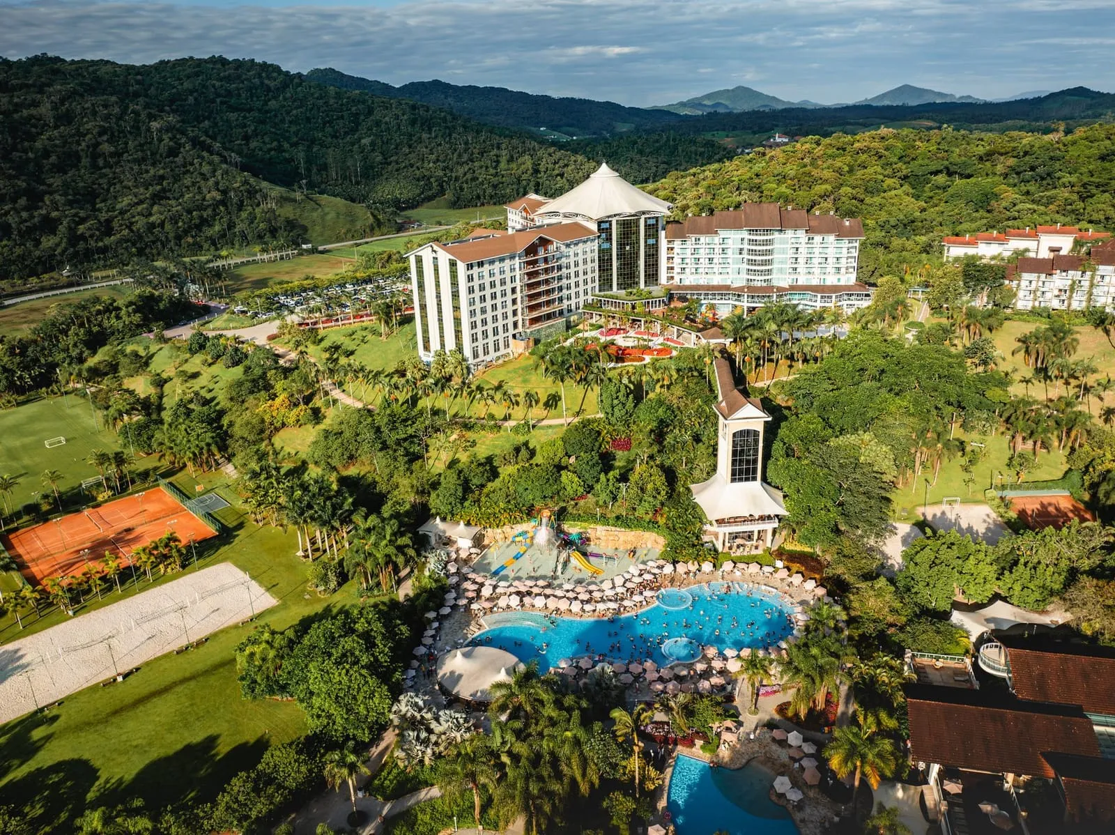 Vista aérea do Fazzenda Park Resort em Gaspar, com hotel, piscinas e mata ao redor