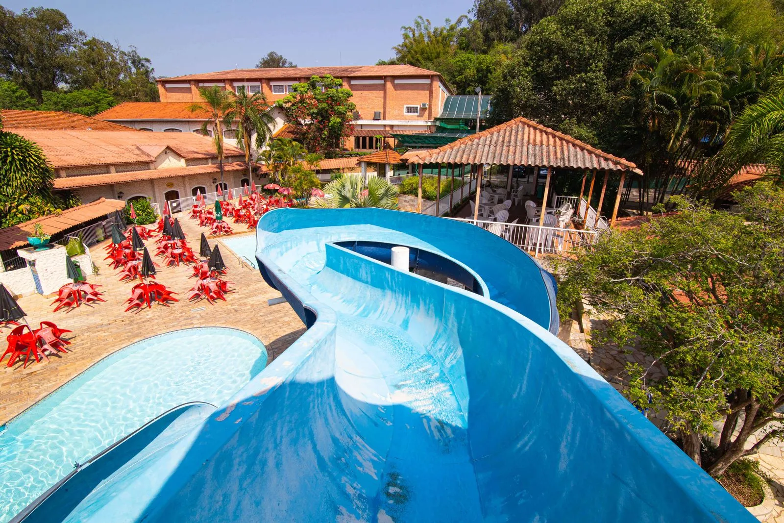 Vista do parque aquático com toboágua e os prédios do Hotel Fazenda Fonte Colina Verde ao fundo