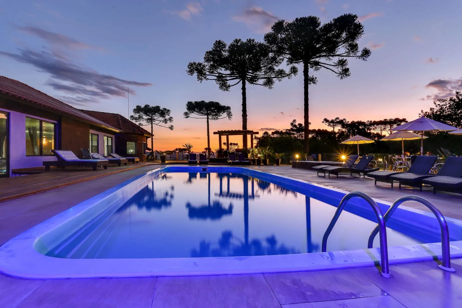 Piscina externa ao pôr do sol no Boqueirão Hotel Fazenda, em Lages