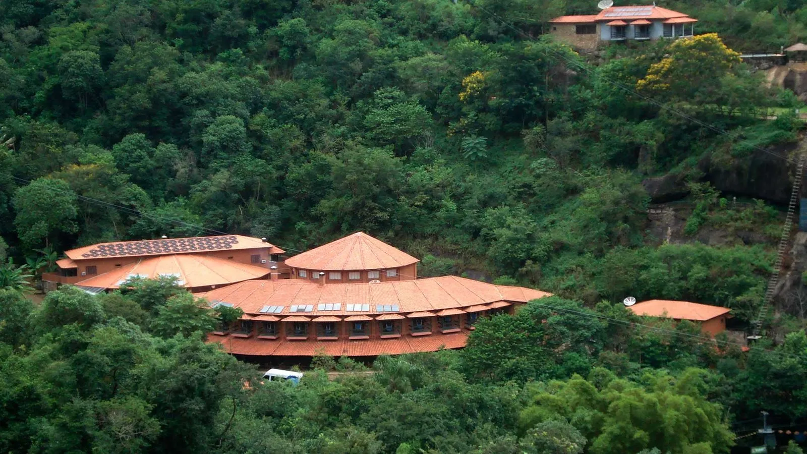 Vista geral da sede do Hotel Fazenda Parque dos Sonhos encravada na mata da serra de Socorro
