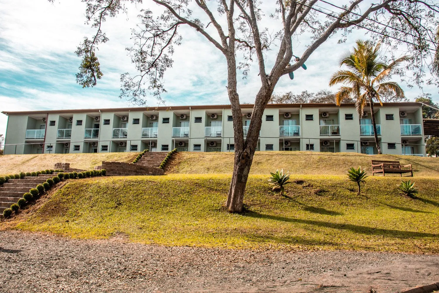 Prédio de acomodações do Hotel Fazenda Vale da Cachoeira em meio ao gramado