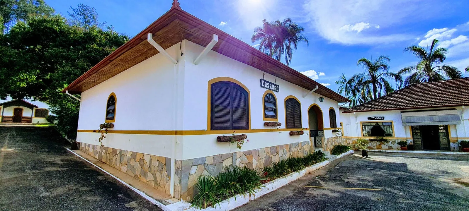 Casarão sede do Hotel Fazenda Ramon sob céu azul