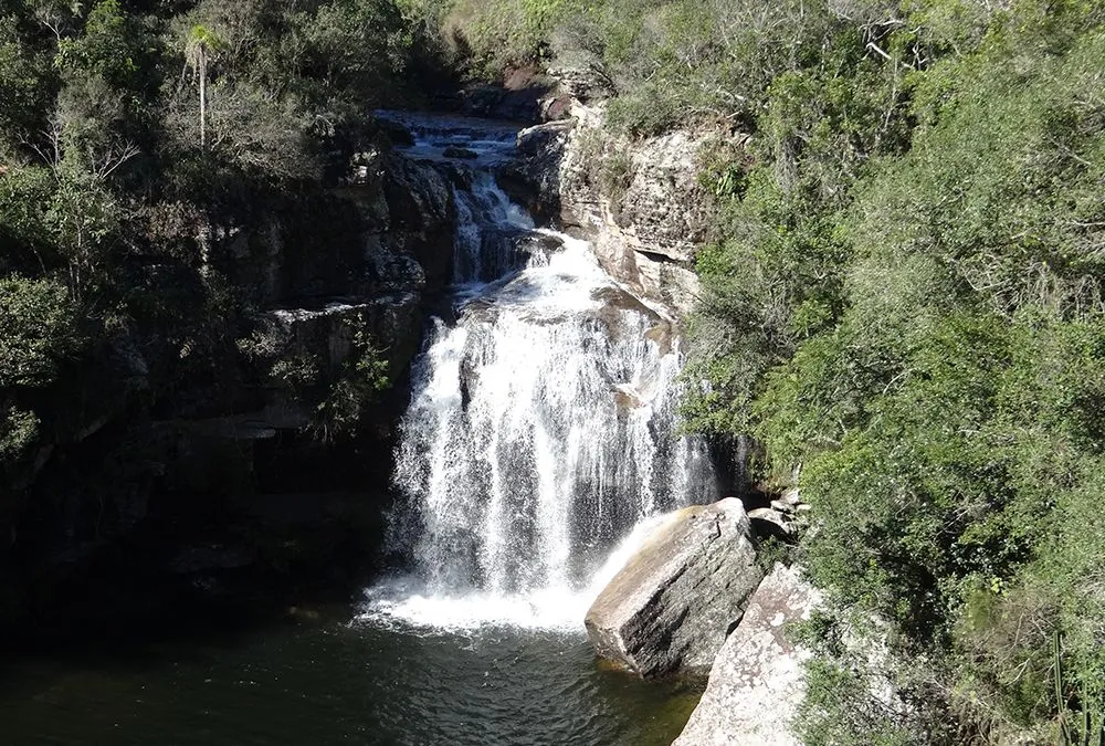 Cachoeira e poço natural na área de trilhas do Hotel Fazenda Itáytyba