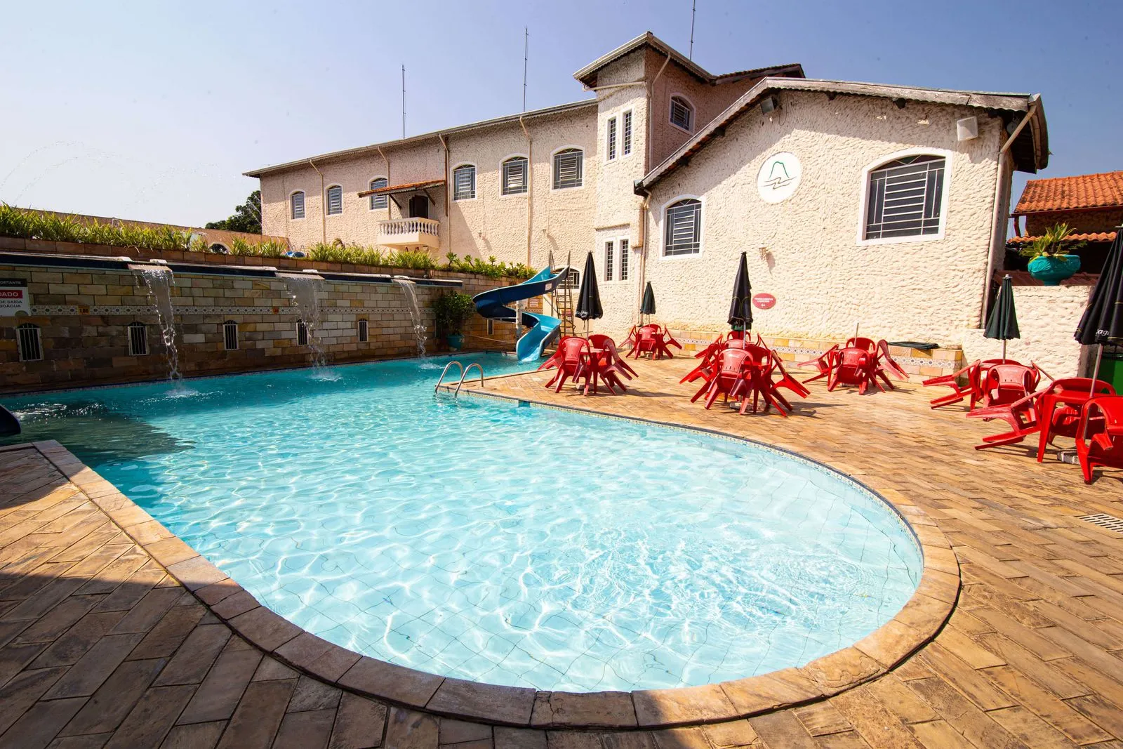 Piscina ao ar livre junto ao casarão do Hotel Fazenda Fonte Colina Verde em São Pedro