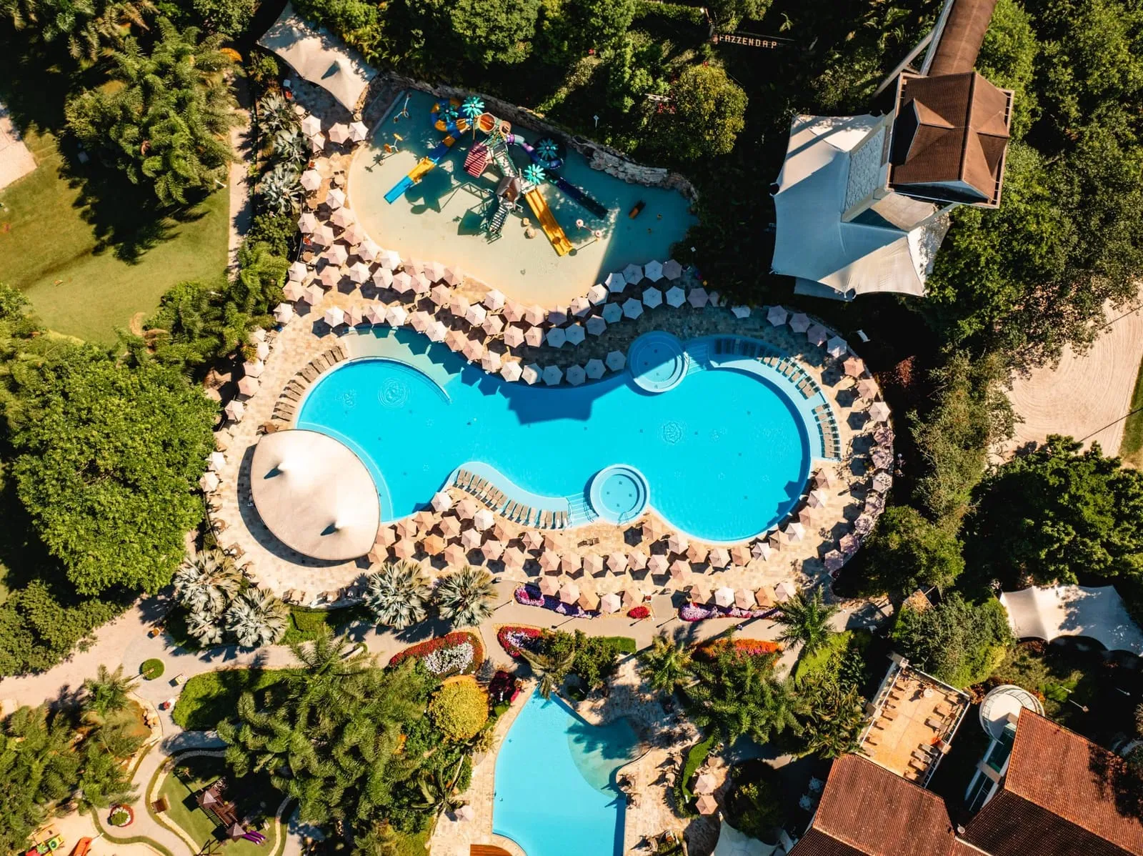 Vista aérea do complexo de piscinas do Fazzenda Park Resort
