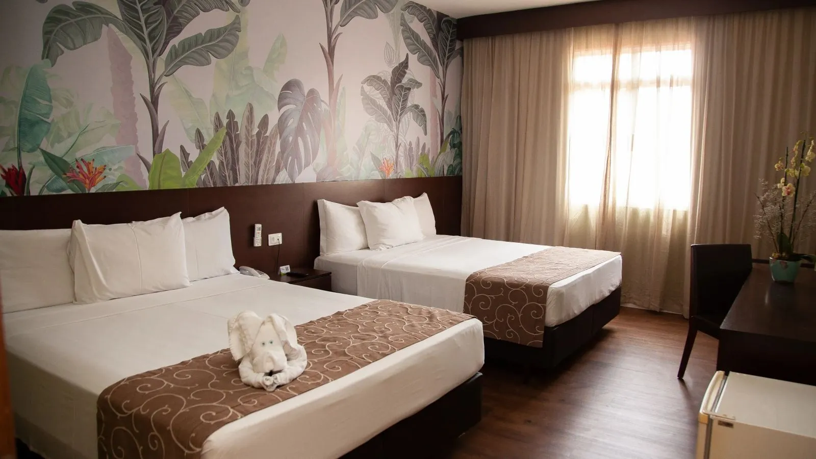 Apartamento do Tauá Resort Caeté com duas camas de casal e varanda
