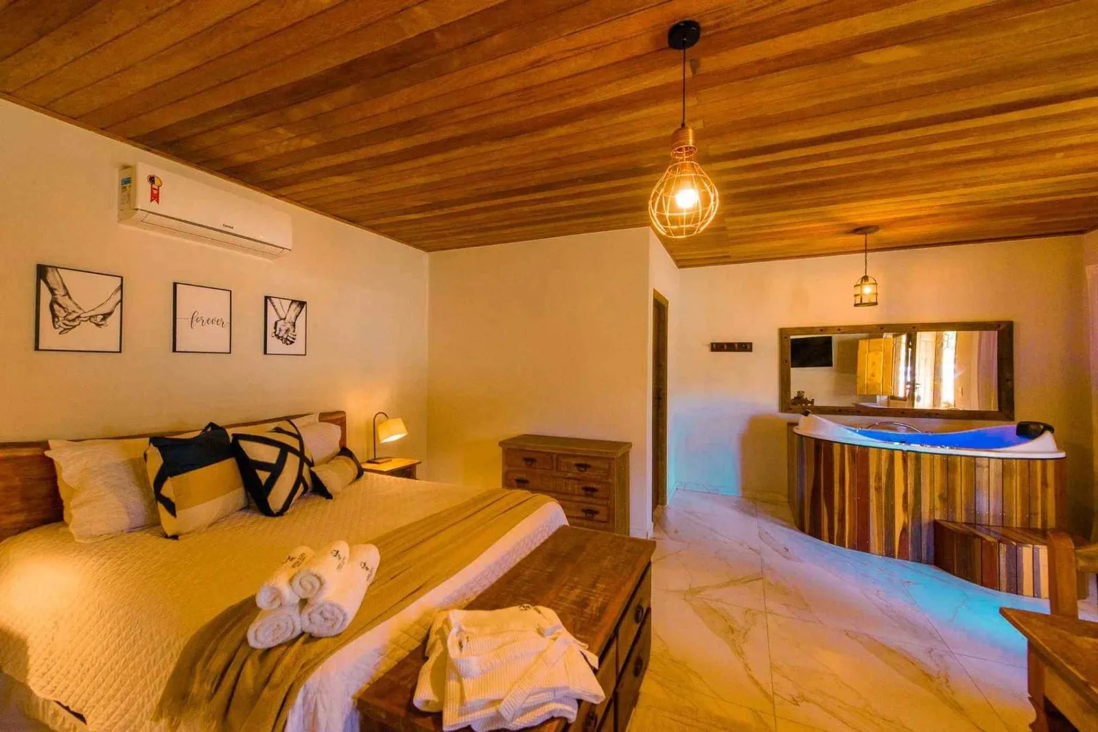 Chalé com banheira de hidromassagem e decoração romântica do Minha Glória Hotel Boutique