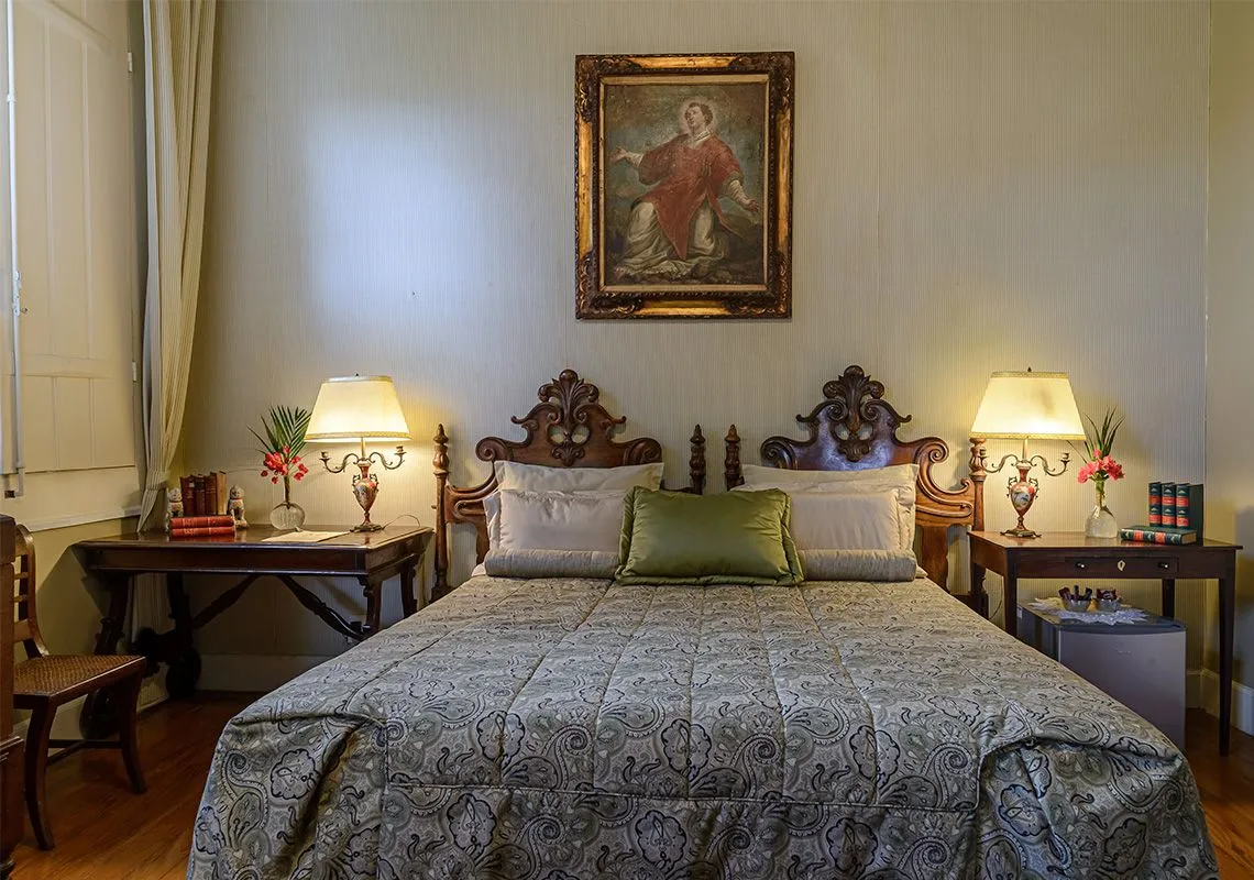 Interior da Suíte Histórica (Suíte Padre) no casarão da Fazenda São Luiz da Boa Sorte