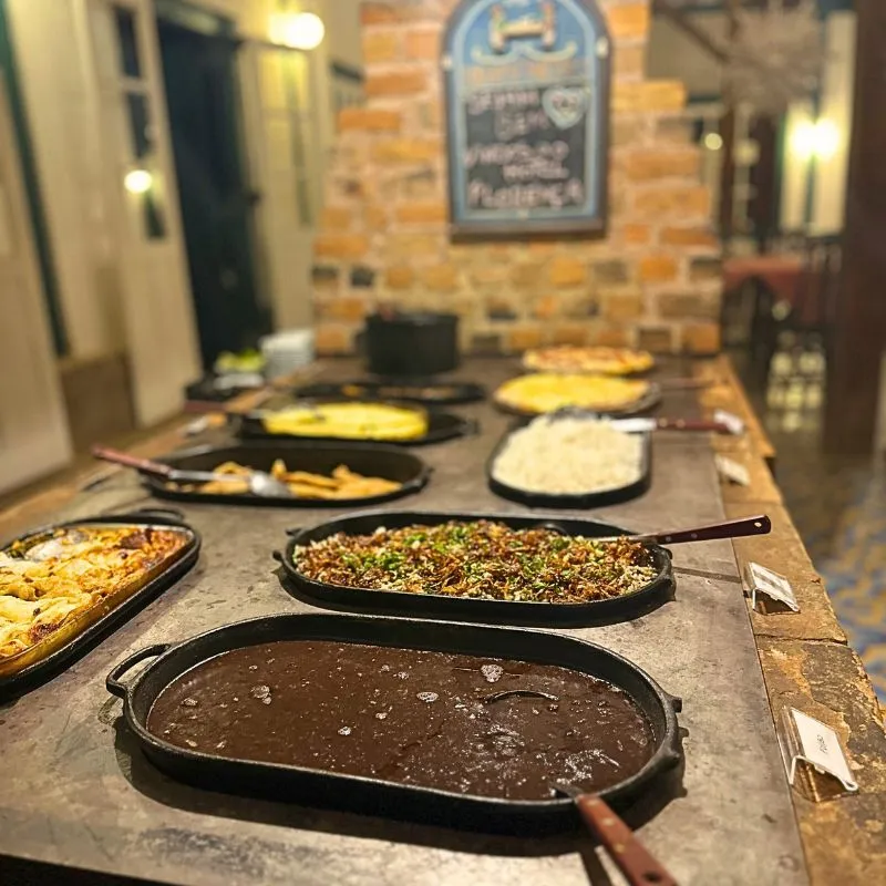 Buffet com feijoada, arroz, couve e torresmo no restaurante do Hotel Fazenda Florença