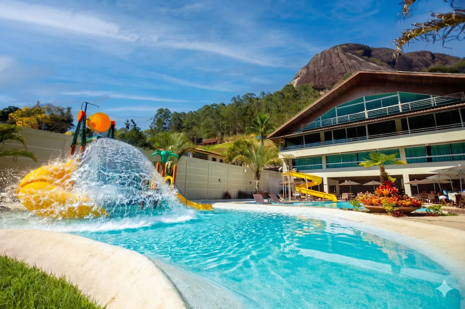 Piscina com toboágua do parque aquático do Hotel Vila Verde