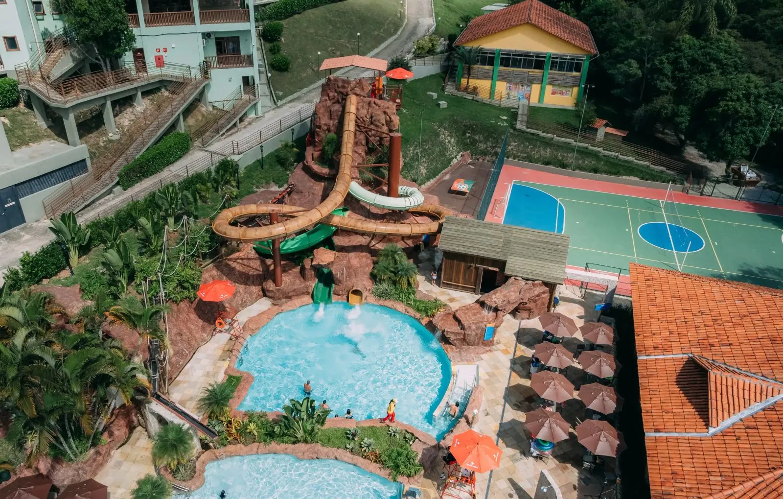Crianças brincando na piscina com brinquedos aquáticos do Tauá Resort Caeté