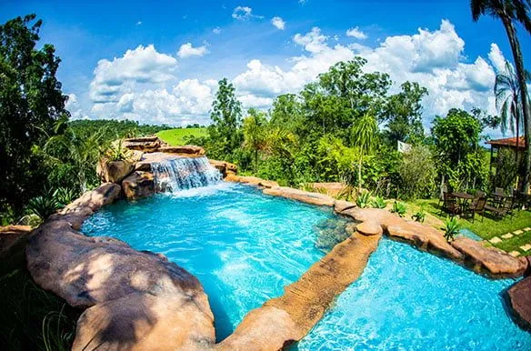 Piscina com cascata de pedra do Hotel Fazenda Horizonte Belo
