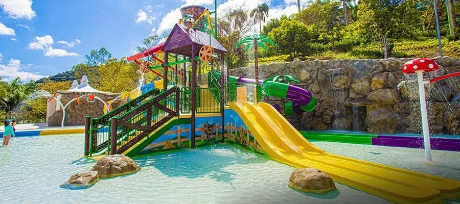 Parque aquático infantil com escorregadores coloridos no Fazzenda Park Resort