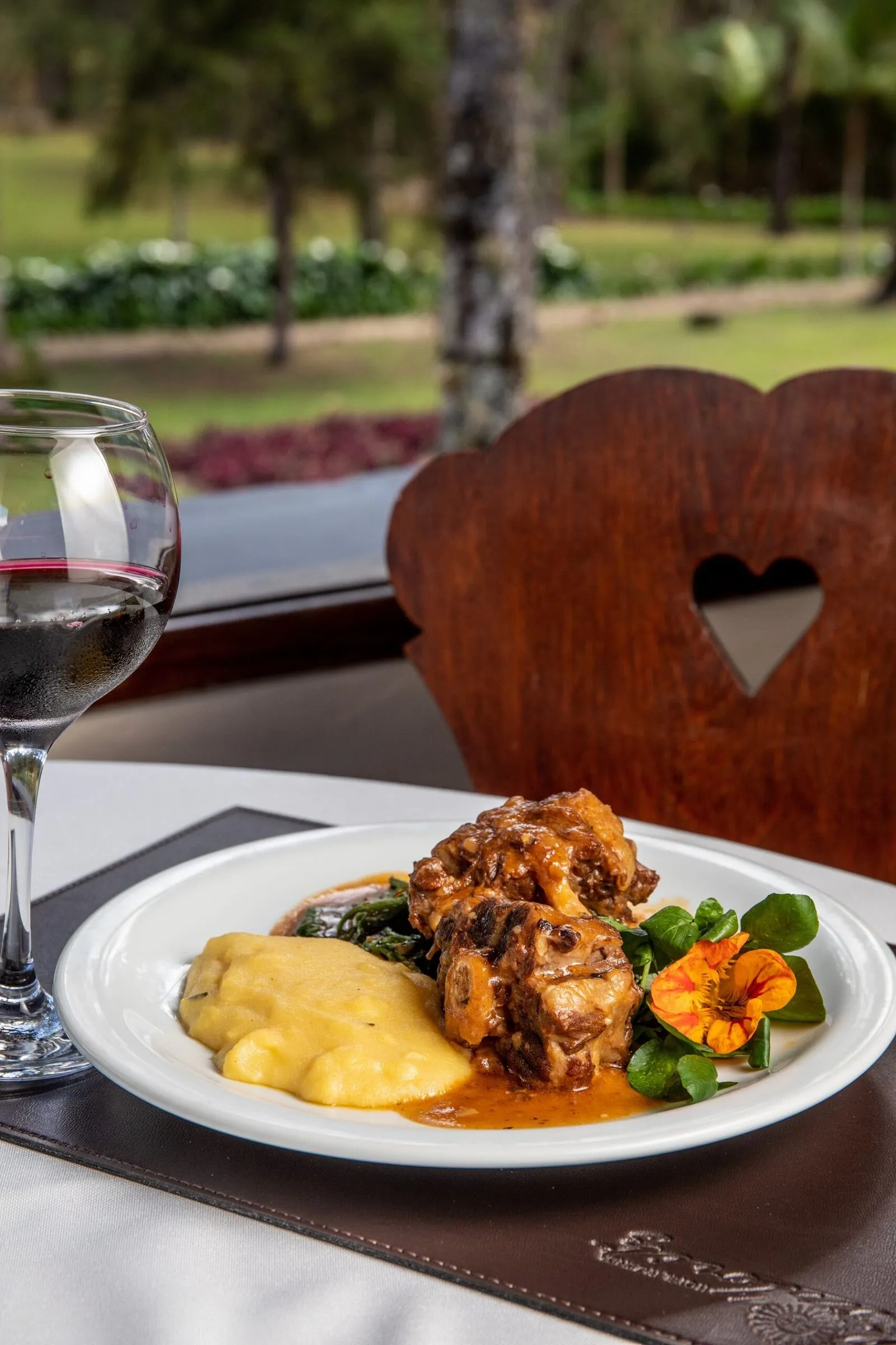 Prato de rabada com agrião e polenta servido no restaurante do Hotel Fazenda São Moritz