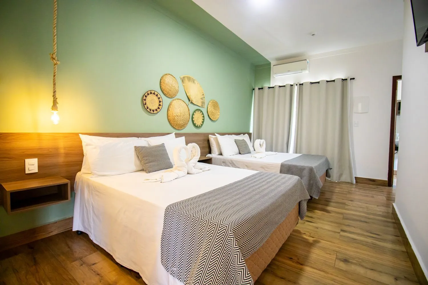 Quarto família com duas camas no Hotel Fazenda Vale da Cachoeira