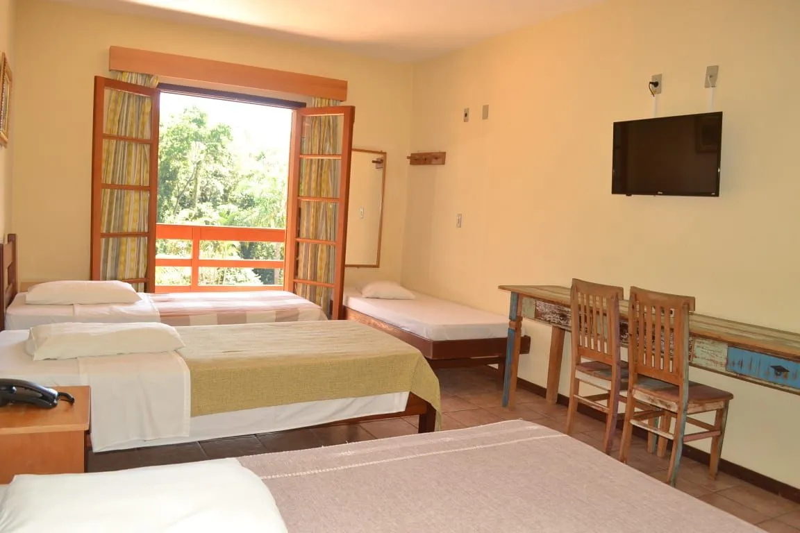 Apartamento com camas de solteiro e varanda no Hotel Fazenda Saint Nicolas