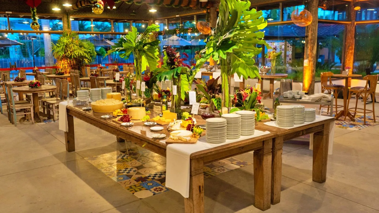 Mesa de buffet com queijos e frutas no salão do restaurante