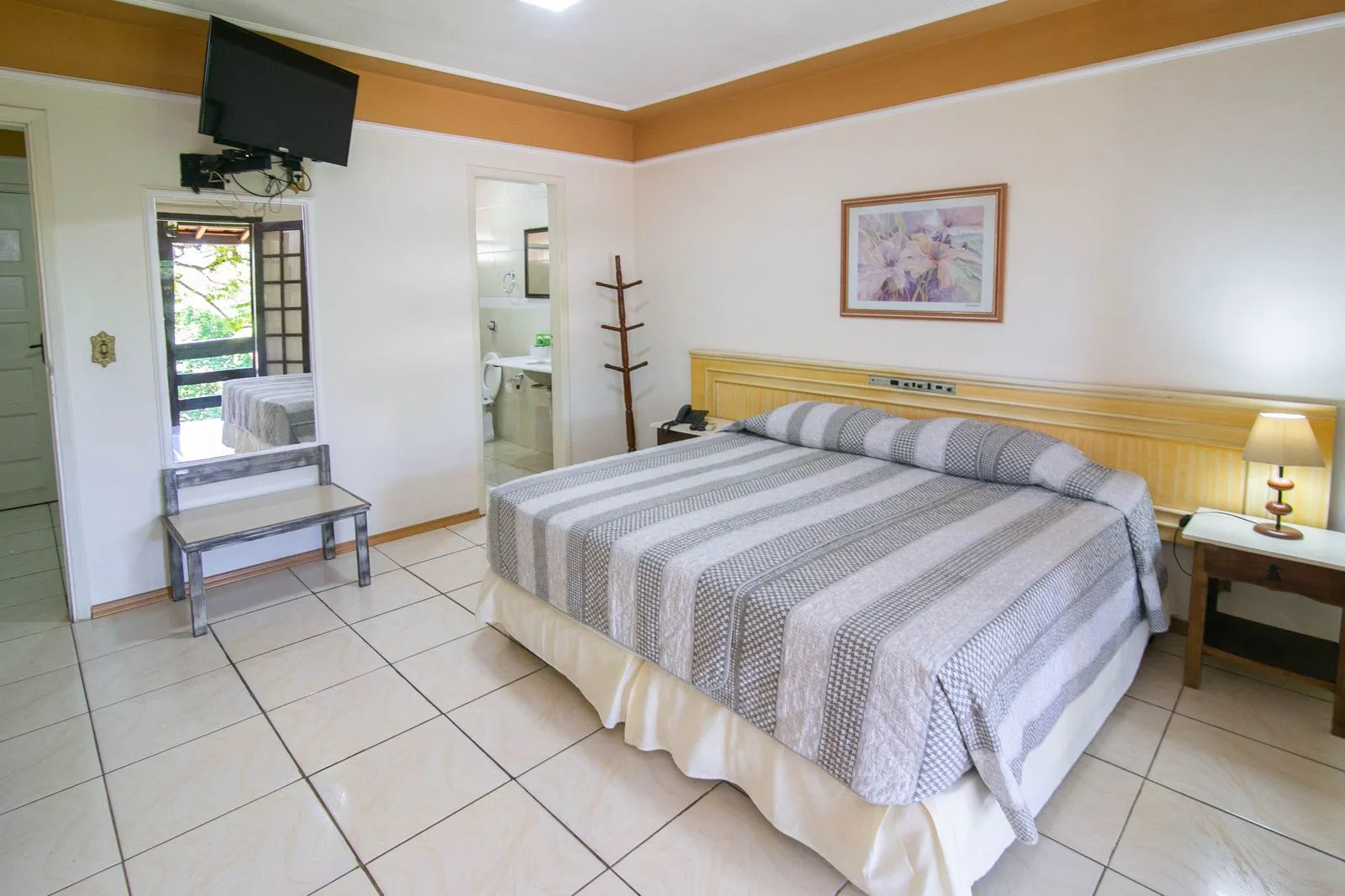 Quarto com cama de casal no Hotel Fazenda Fonte Colina Verde