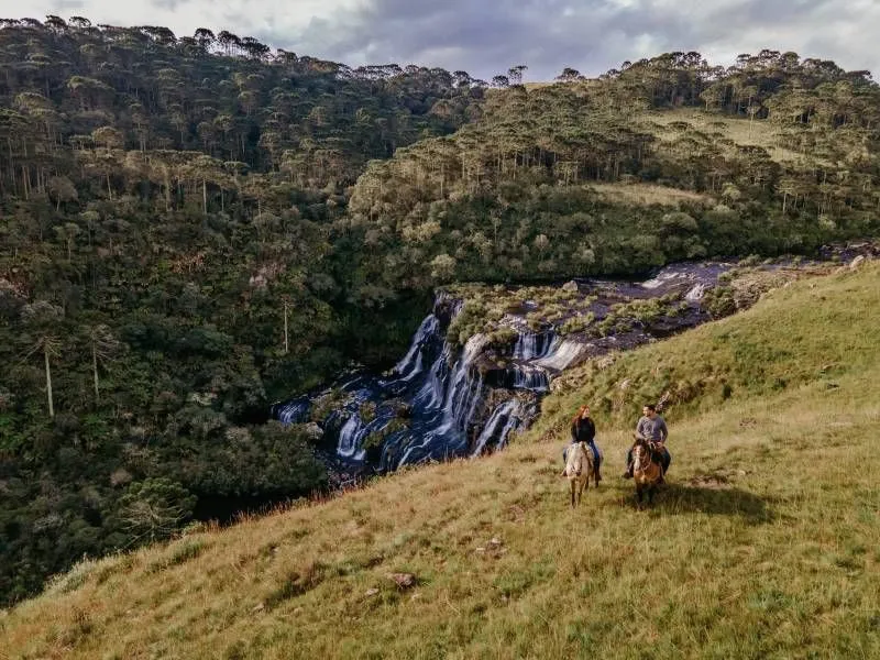 Cavalgada com vista para cachoeira nos Campos de Cima da Serra, no Costão do Cambará Hotel Fazenda