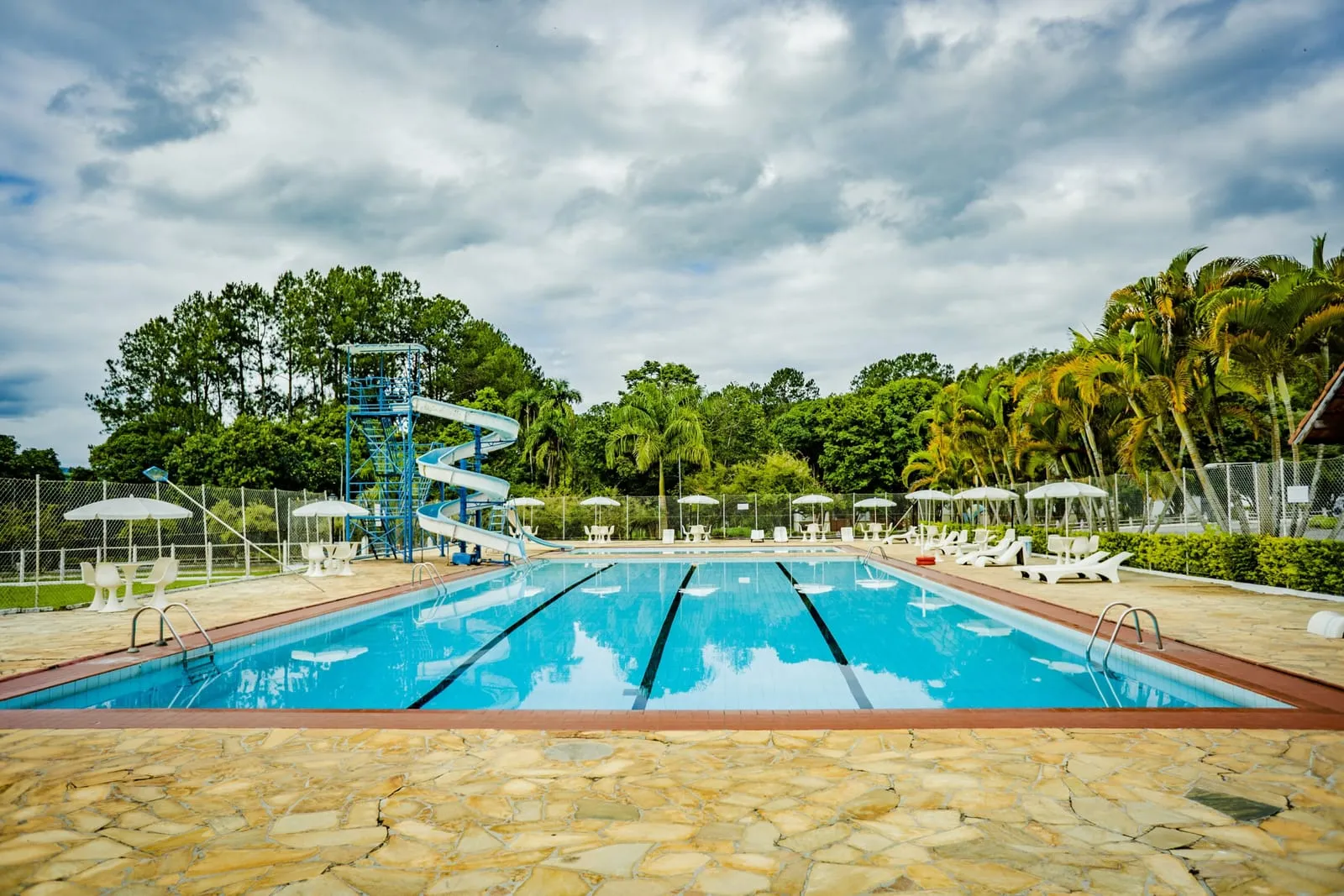 Piscina ao ar livre com toboágua do Hotel Fazenda Ramon