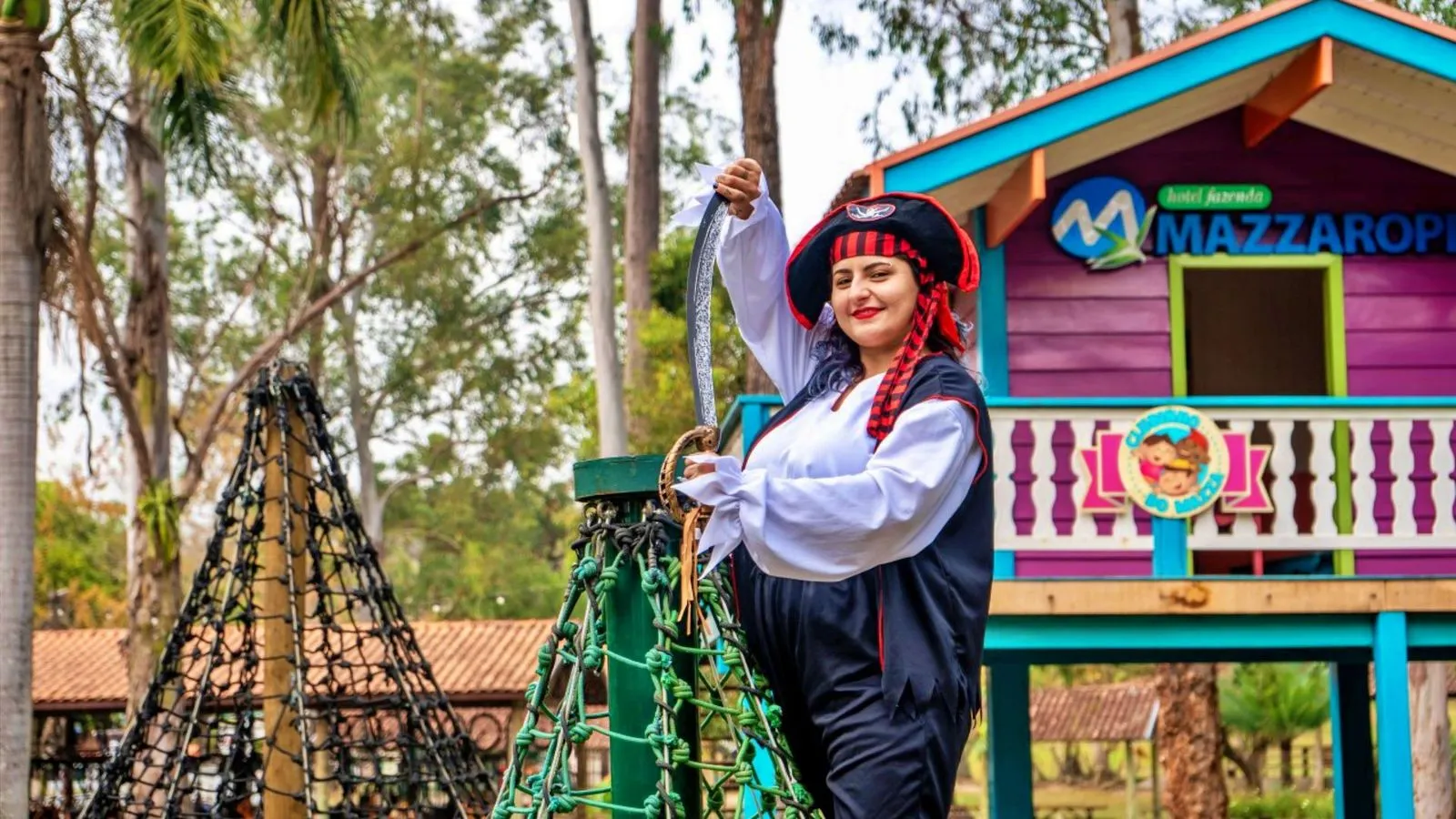 Recreadora fantasiada de pirata no playground infantil Curralzinho do Mazza