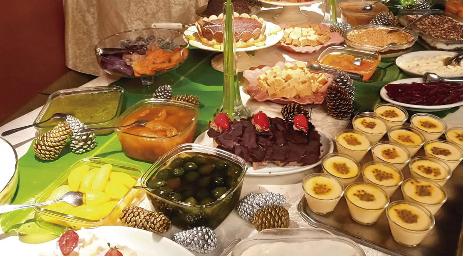 Mesa de buffet com doces e pratos típicos no Hotel Fazenda Ramon