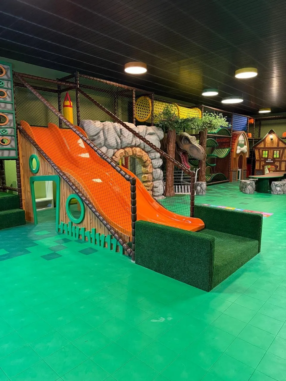 Tobogã na Aldeia dos Dinossauros, atração infantil do Hotel Vila Verde