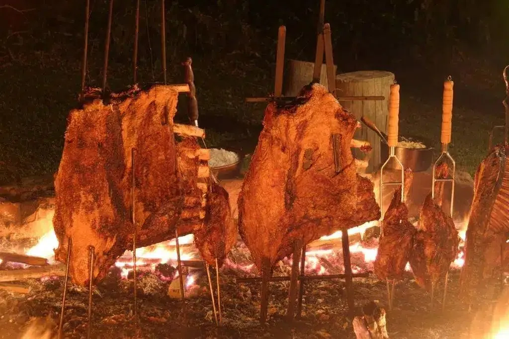 Carnes assadas no fogo de chão em evento gastronômico do Hotel Fazenda Cainã
