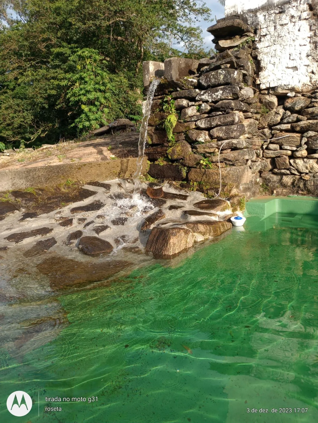 Poço de água natural alimentado por bica de pedra na Fazenda da Roseta