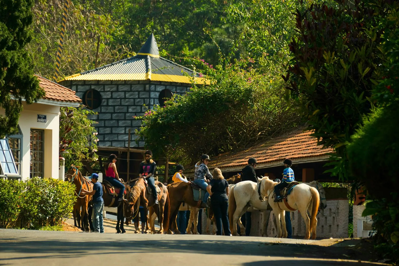 Grupo de hóspedes a cavalo em passeio pelo Hotel Fazenda Fonte Colina Verde