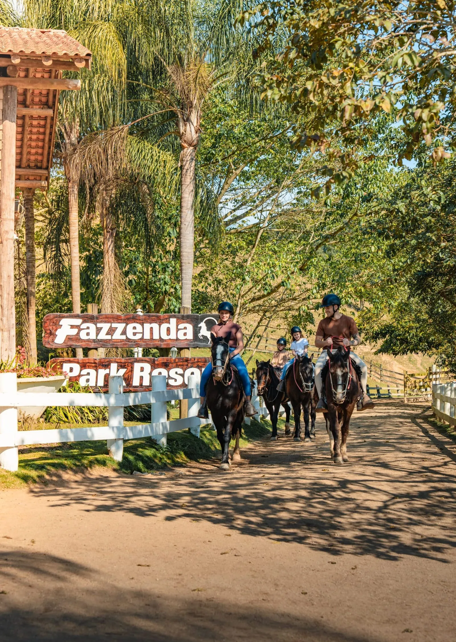 Cavalgada de hóspedes na entrada do Fazzenda Park Resort