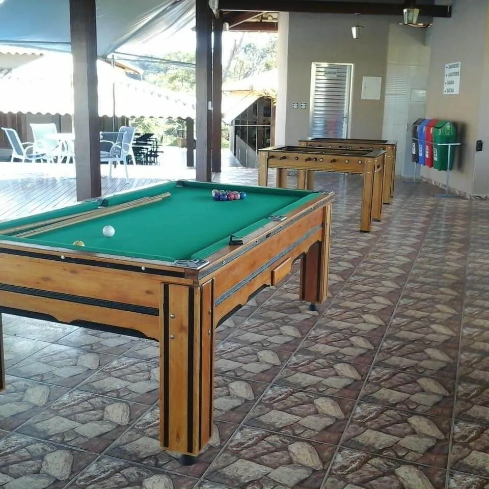 Área coberta de lazer do Sítio Green Valley com mesa de sinuca e pebolim