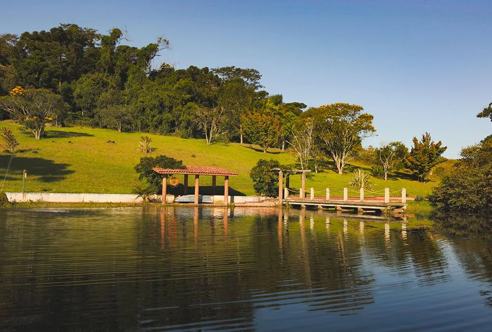 Lago dos Serelepes com deque e mirante no Hotel Fazenda Itáytyba