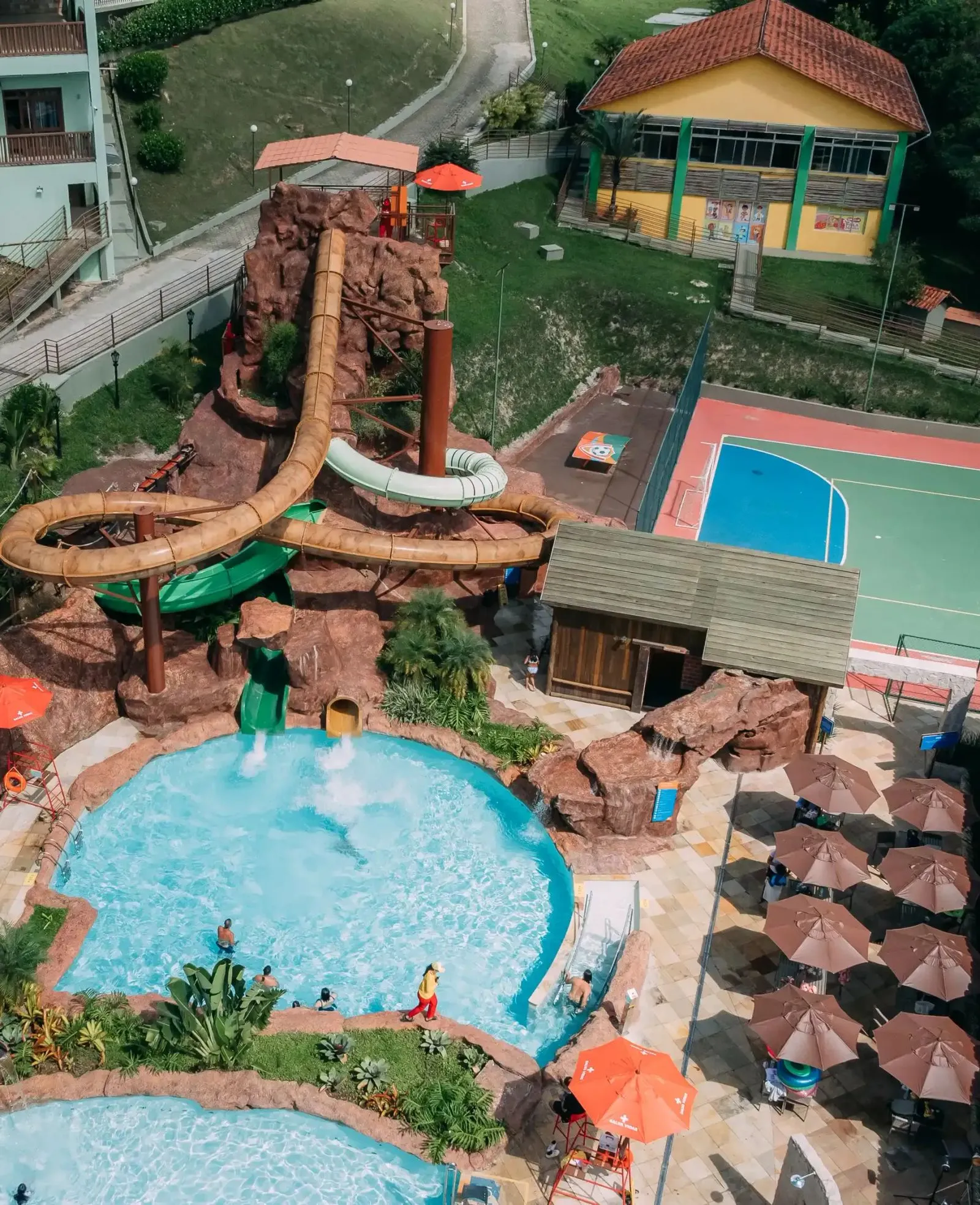 Hóspede praticando tiro com arco em uma das atividades do Tauá Resort Caeté