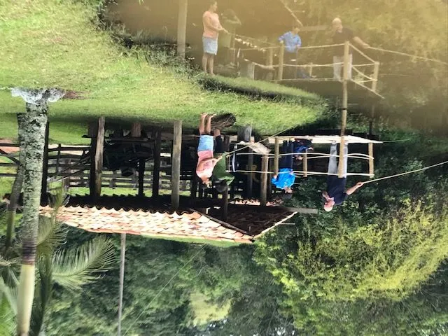Hóspedes pescando no lago dos Chalés de Minas, em um pesqueiro coberto