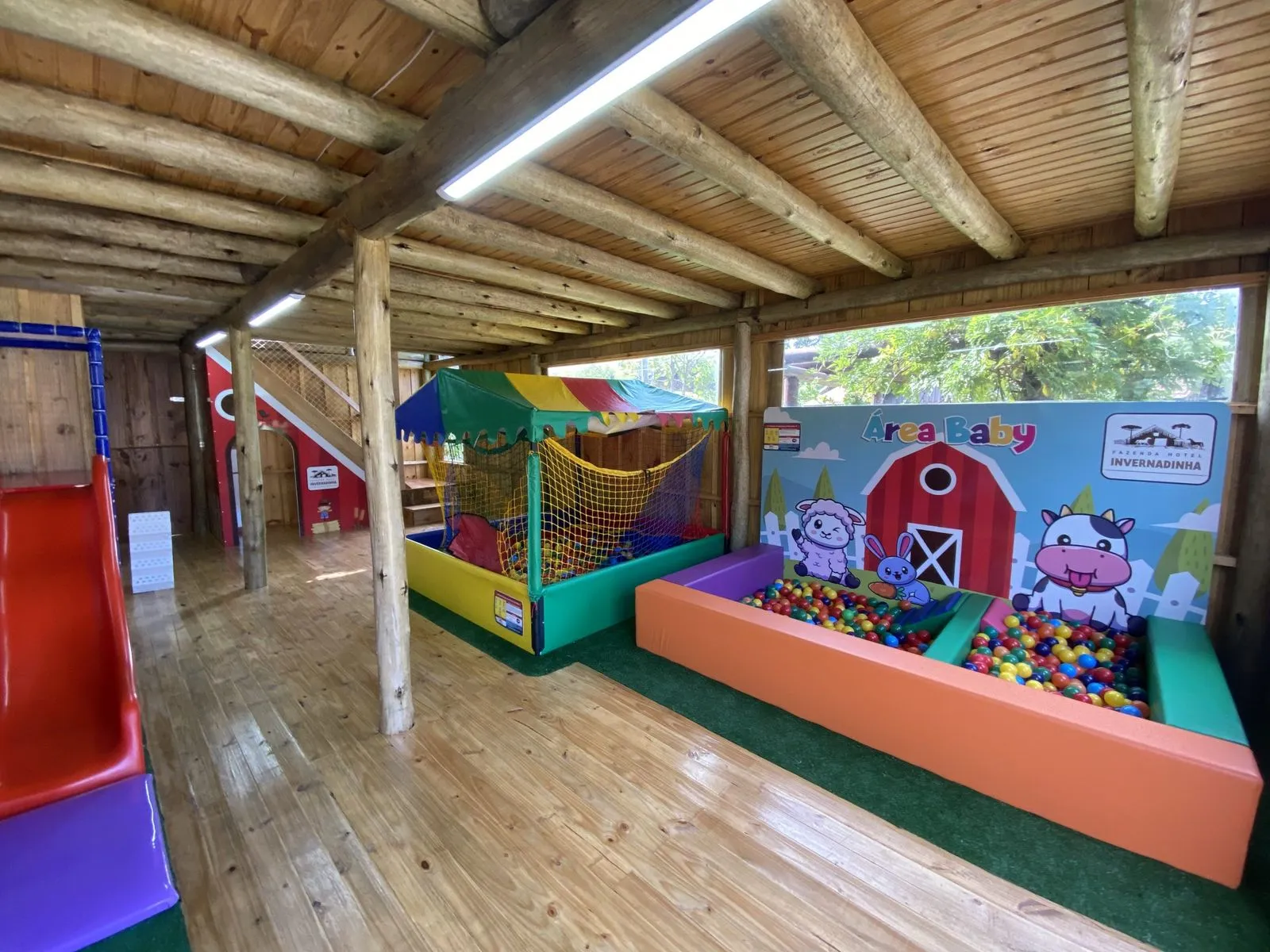 Espaço infantil coberto com piscina de bolinhas e escorregador no Fazenda Hotel Invernadinha