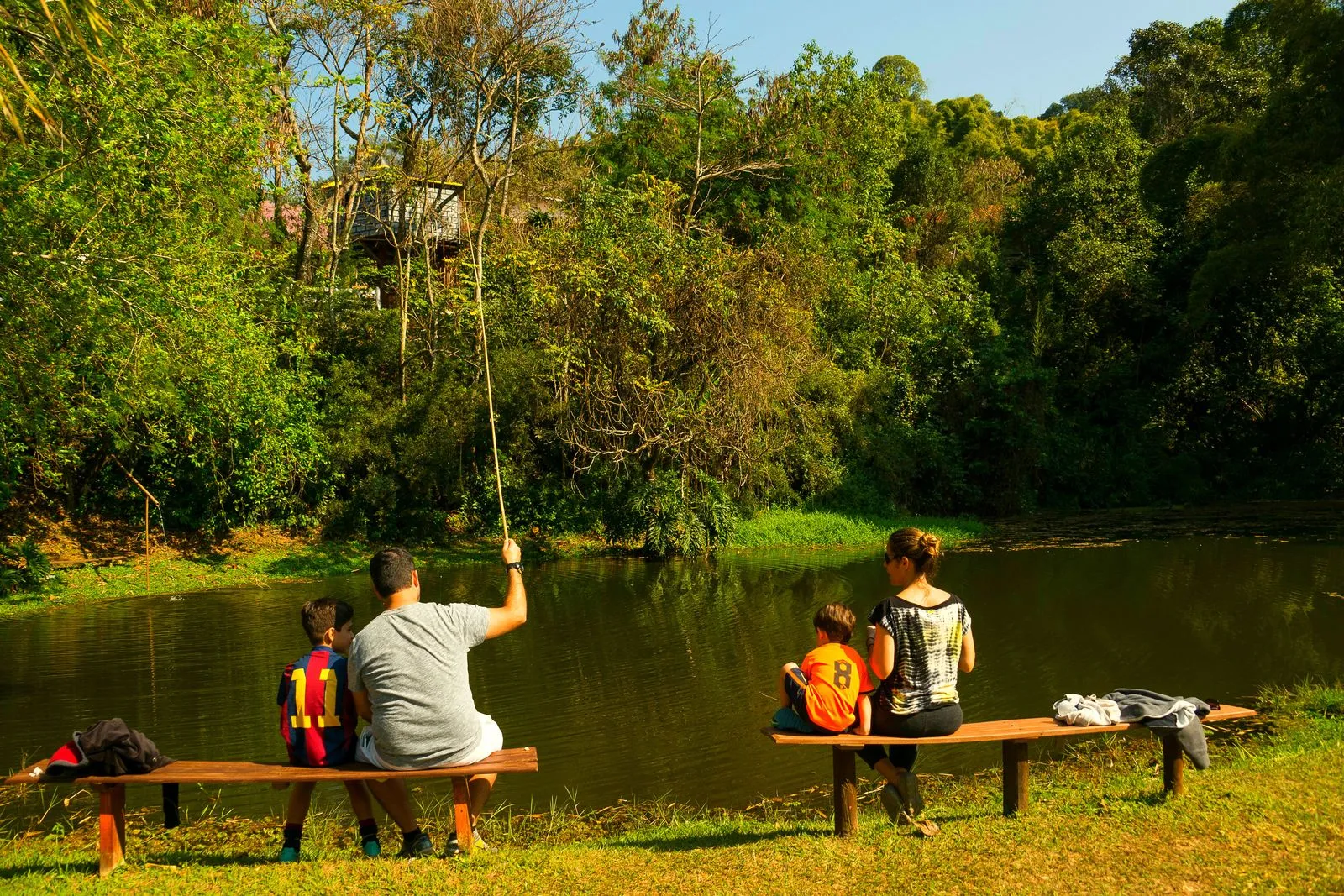Família pescando à beira do lago do Hotel Fazenda Fonte Colina Verde
