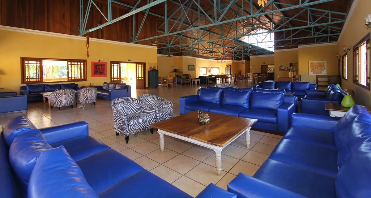Salão de lazer do Hotel Fazenda Saint Nicolas com sofás e espaço de convivência