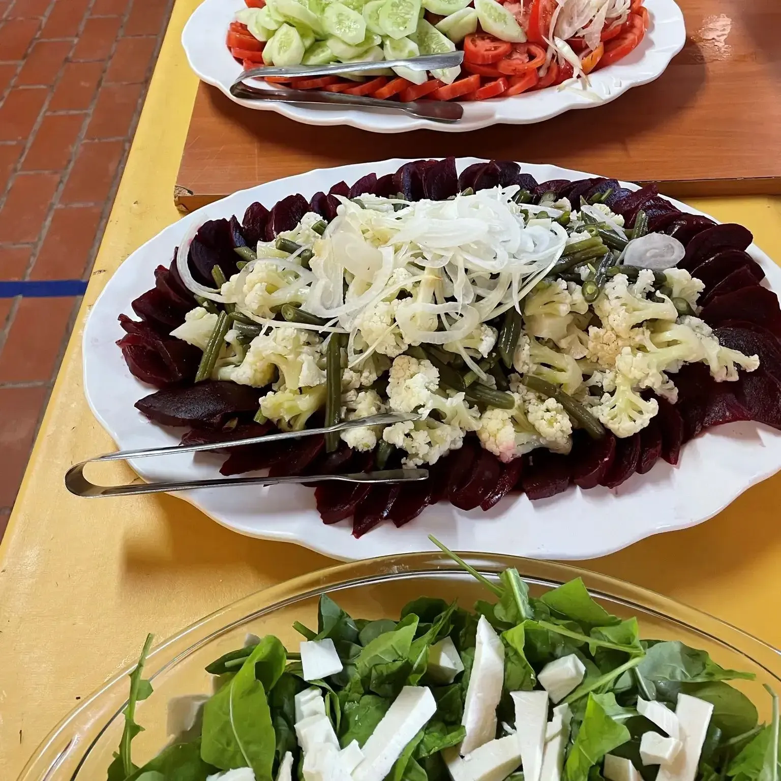 Saladas e vegetais servidos no buffet da Pousada Fazenda Ribeirão das Flores