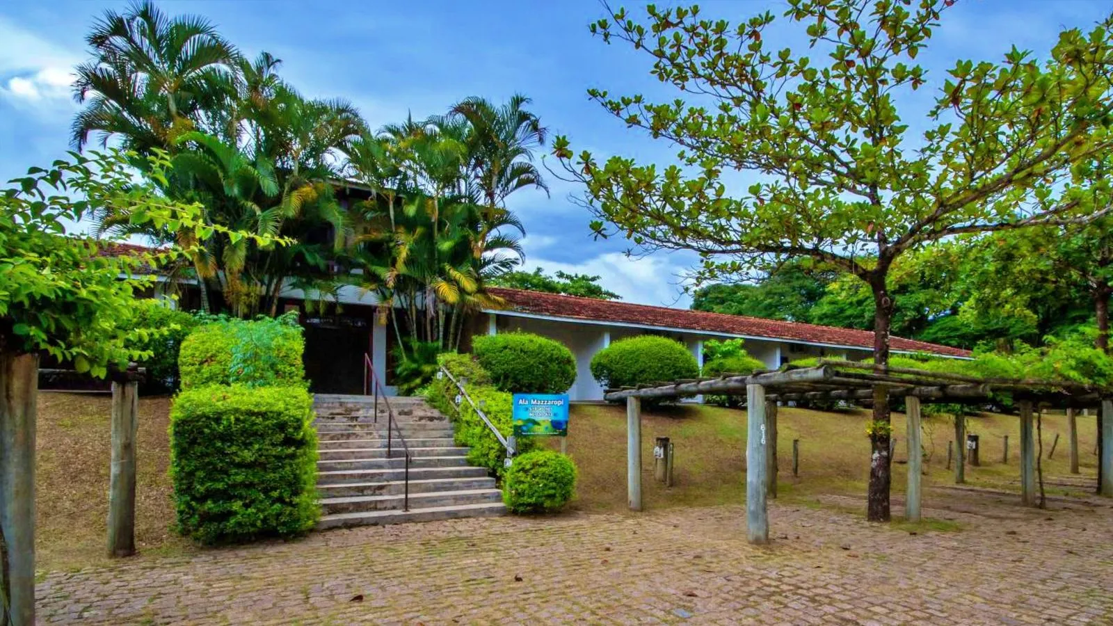 Escadaria e jardins na entrada da Ala Mazzaropi, uma das alas de apartamentos
