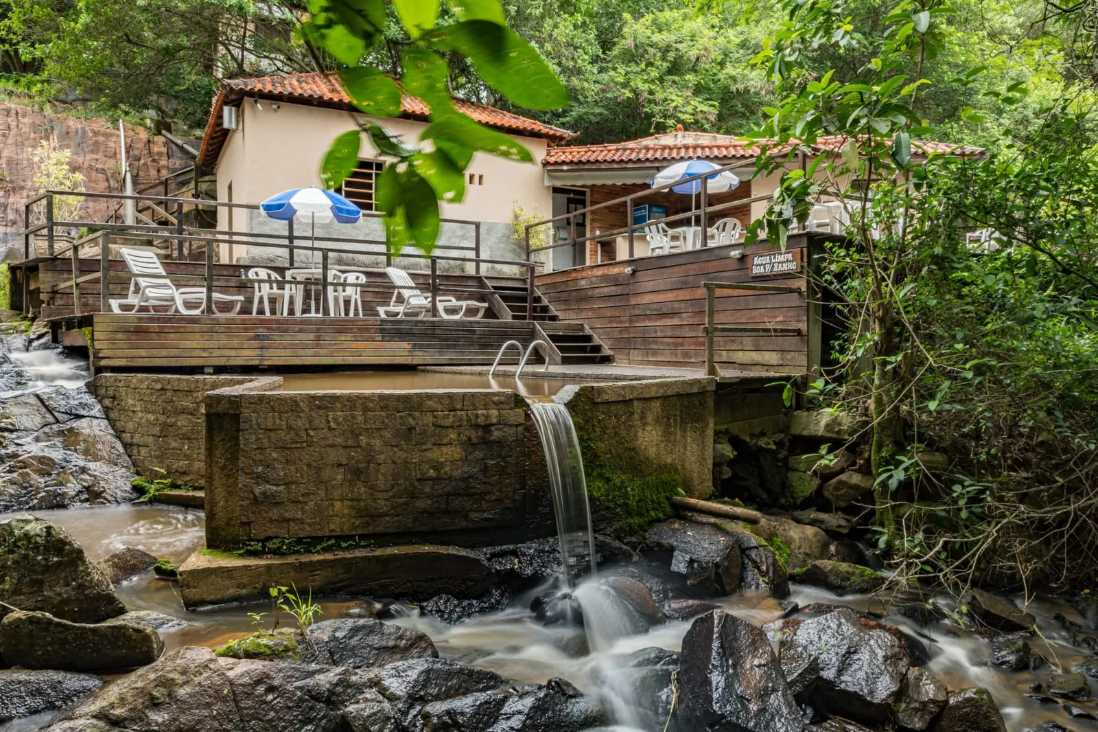 Cachoeira em meio às pedras no Hotel Fazenda Cascatinha