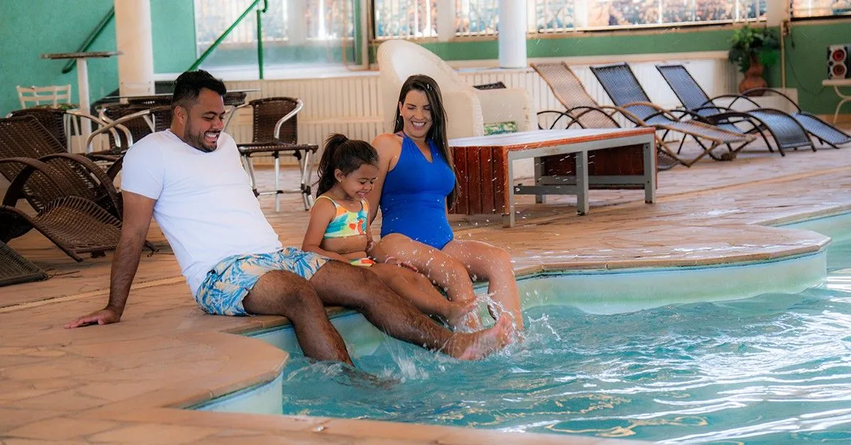 Família na piscina aquecida coberta do Hotel Fazenda Poços de Caldas