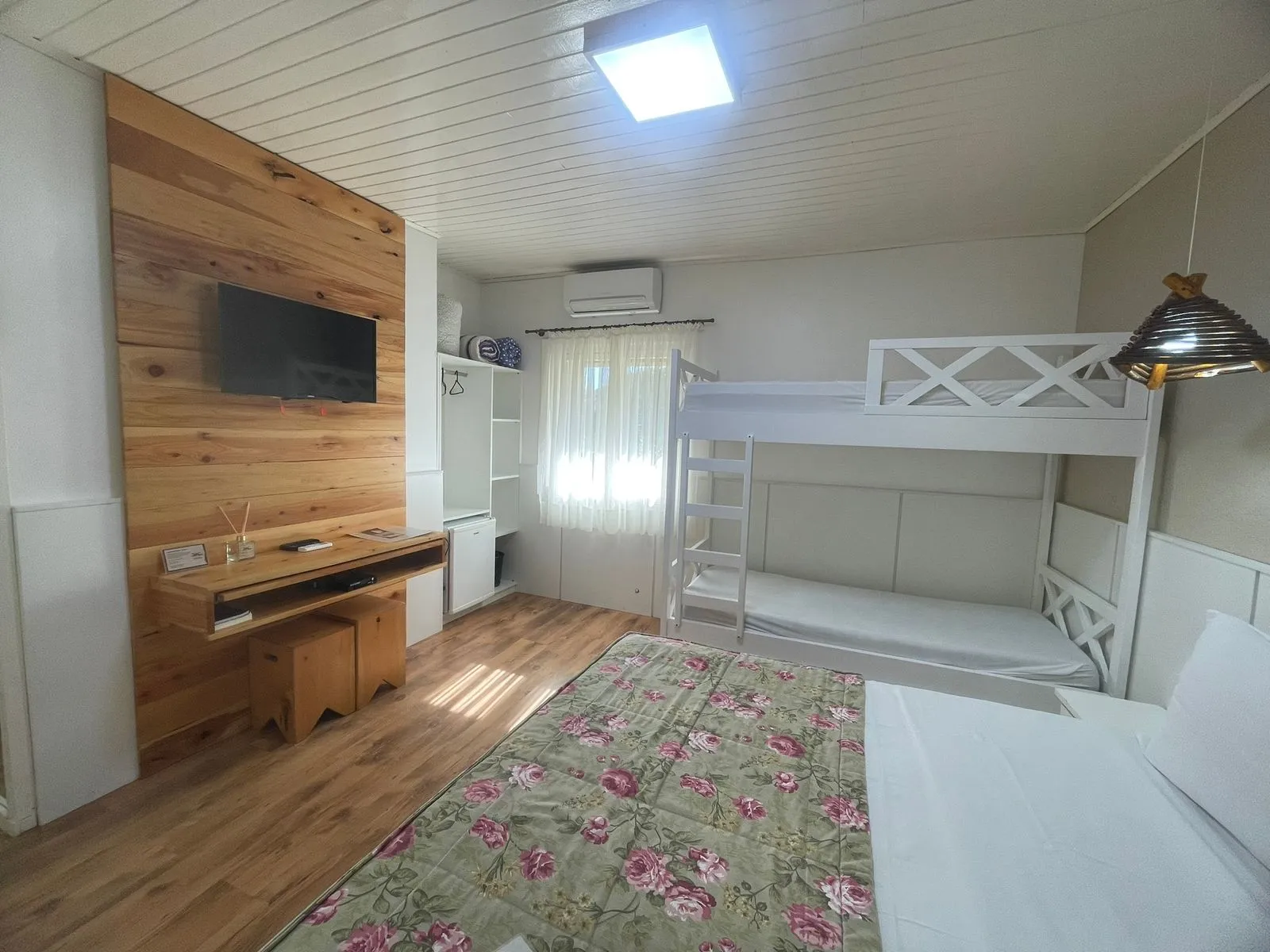 Quarto família com cama de casal e beliche no Fazenda Hotel Invernadinha