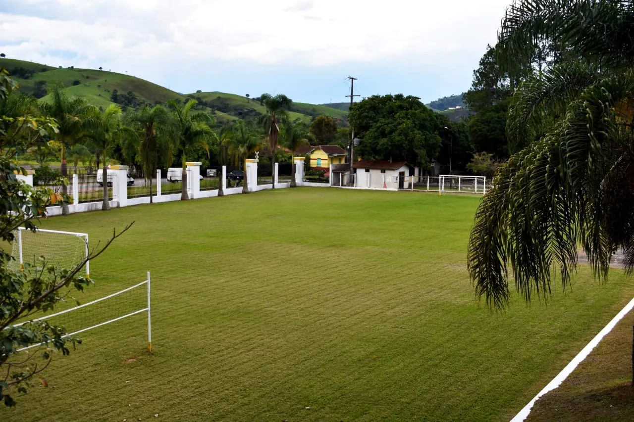 Campo de futebol gramado cercado pelas montanhas no Hotel Fazenda Ramon