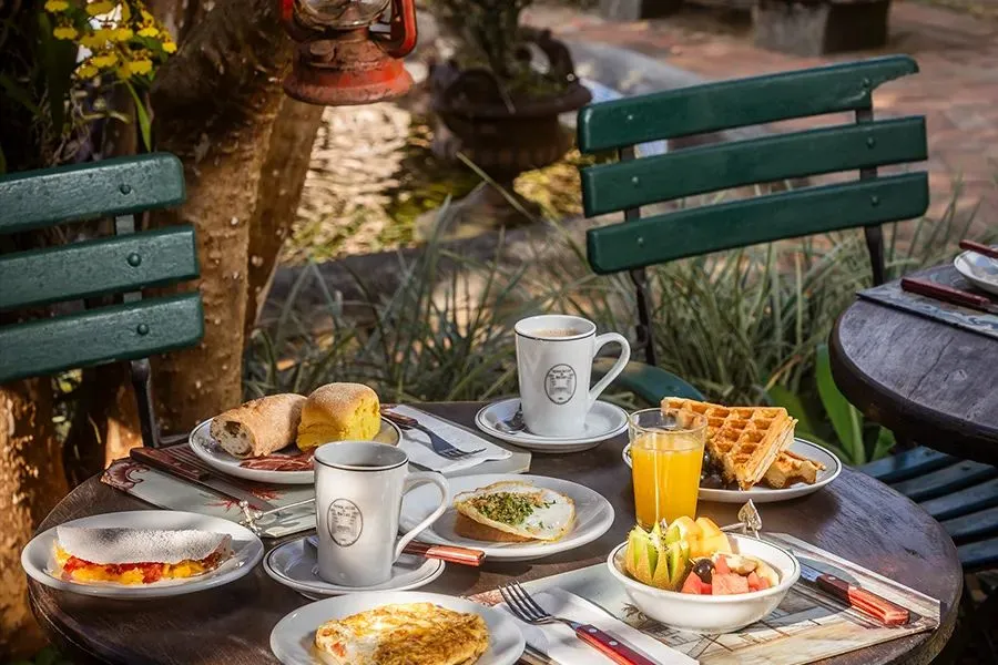 Café da manhã servido no jardim da Fazenda São Luiz da Boa Sorte