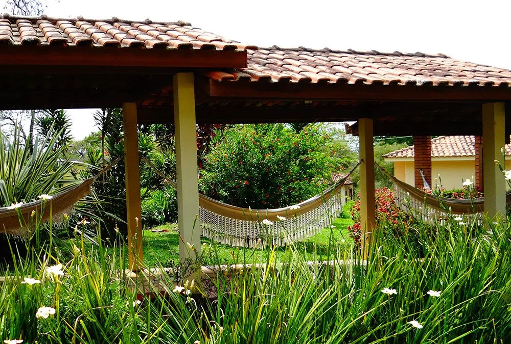 Redes na área de lazer coberta do Hotel Fazenda Itáytyba