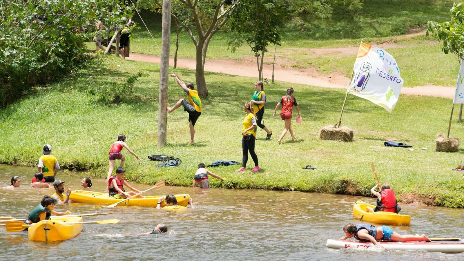 Hóspedes em caiaques e stand up paddle no rio durante atividade do centro de ecoturismo
